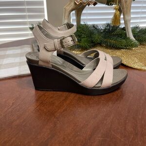 Crocs Leigh II Wedge Platform Sandals 
Comfort strap